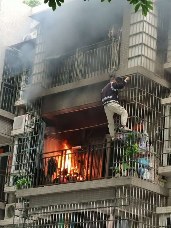 华楚新起点 广州一社区干部“爬楼灭火”勇当“蜘蛛侠”